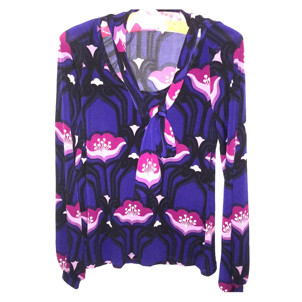 Lightweight long sleeve blouse with neck tie